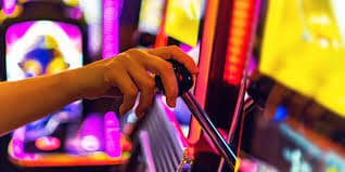 Antarmuka Texas Poker bandarbola855 menampilkan tabel multi-pemain dengan kartu komunal dan info chip